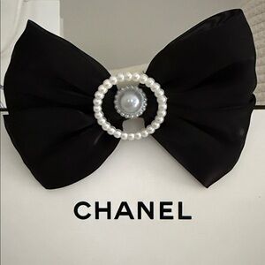 🖤 CLASSY COCO 🖤 DESIGNER VIBES BOW BARETTE WITH PEARL CENTERPIECE